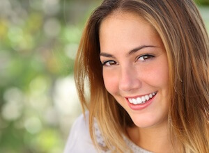 woman with straight teeth eating popcorn